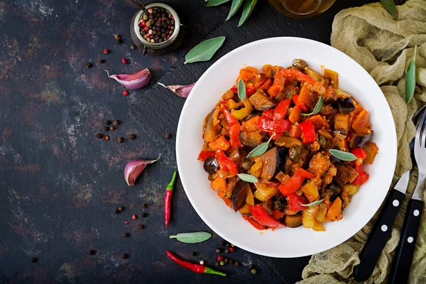 Fatias de berinjela com pimenta e tomate em tigela — Fotografia de Stock