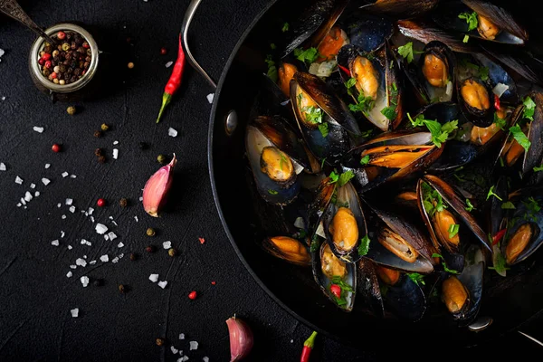 Miesmuscheln in Weinsoße gekocht — Stockfoto