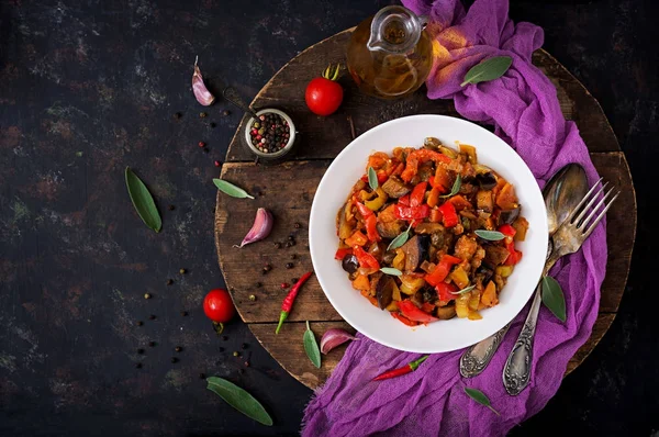 Скибочки баклажанів з перцем і помідорами в мисці — стокове фото