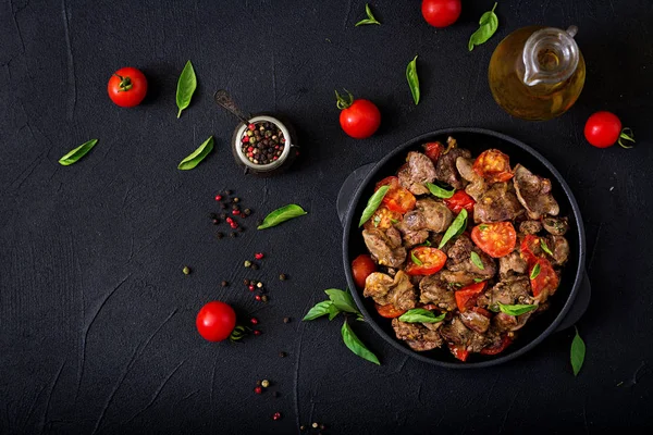 Kippenlever met tomaten in koekenpan — Stockfoto