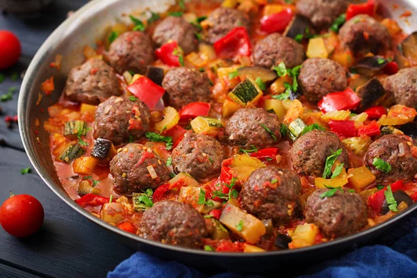 Gehaktballen en groenten in een stoofpot-pan — Stockfoto
