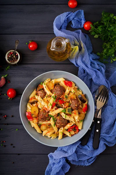 Penne pasta con albóndigas en tazón — Foto de Stock