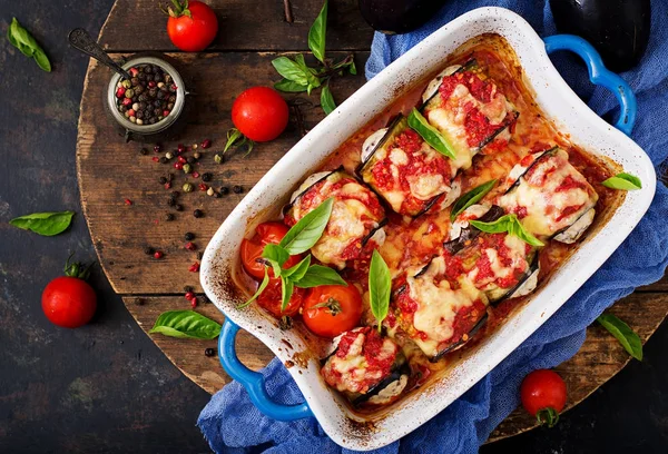 Rolos de berinjela com carne em molho de tomate — Fotografia de Stock