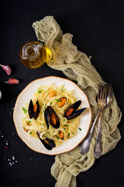 Fettuccine pasta with mussels — Stock Photo, Image