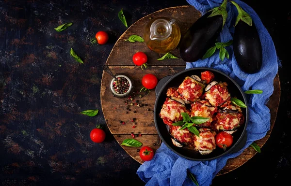Баклажани з м'ясом у томатному соусі — стокове фото