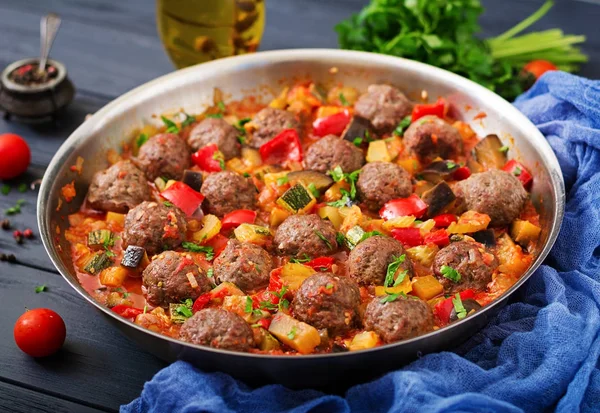Köttbullar och grönsaker i gryta-pan — Stockfoto
