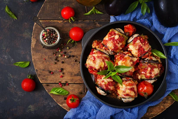 Rollos de berenjena con carne en salsa de tomate —  Fotos de Stock