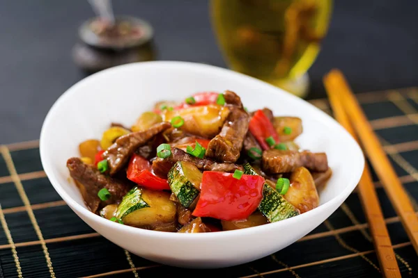 Slices of fried beef with peppers on plate — Stock Photo, Image