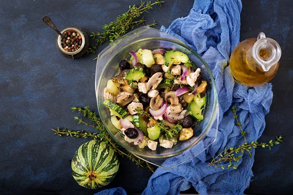 Filete de pollo con calabacín y champiñones en un tazón — Foto de Stock