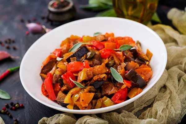 Slices of eggplant with pepper and tomato in bowl — Stock Photo, Image