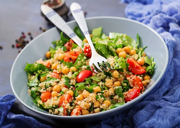 Здоровый веганский салат в миске — стоковое фото
