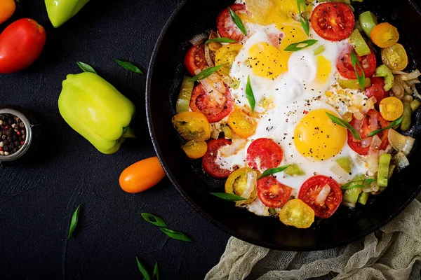 Смажені яйця з овочами на сковороді — стокове фото