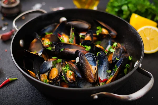 Mussels cooked in wine sauce — Stock Photo, Image