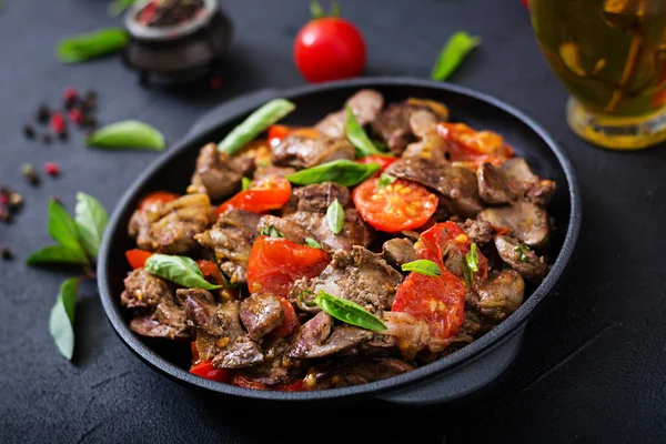 Chicken liver with tomatoes in frying pan — Stock Photo, Image