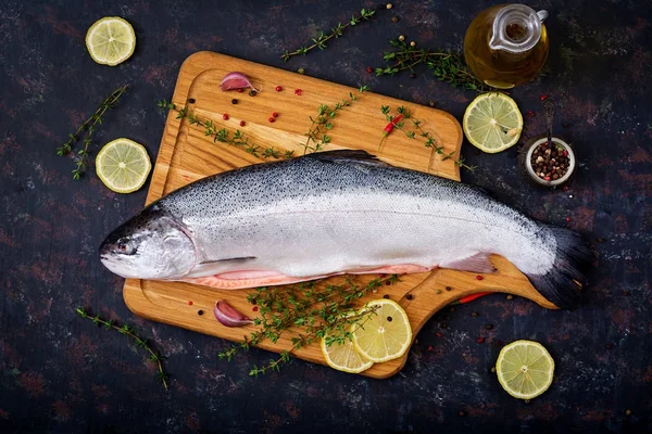 Свежая сырая лосось красная рыба с масляным графином — стоковое фото