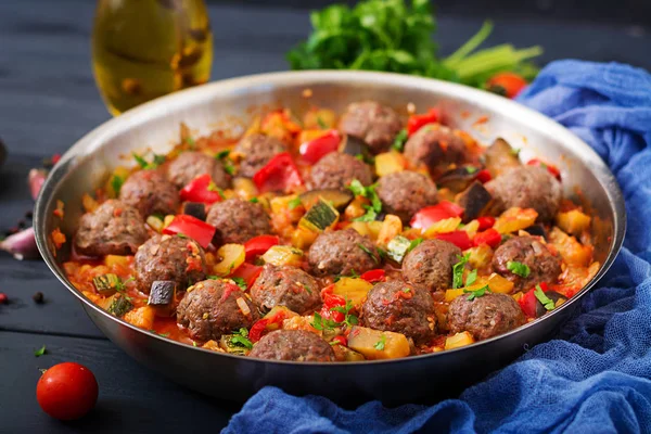 Köttbullar och grönsaker i gryta-pan — Stockfoto