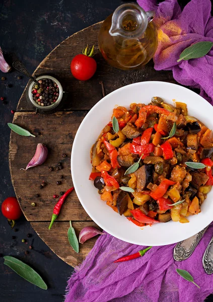 biber ve domates kapta patlıcan dilimleri 