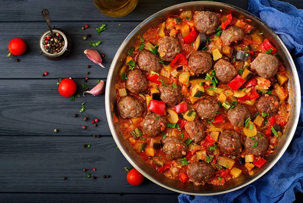 Albóndigas y verduras en sartén de guiso —  Fotos de Stock