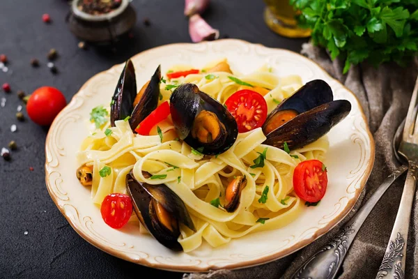 Seafood fettuccine pasta — Stock Photo, Image