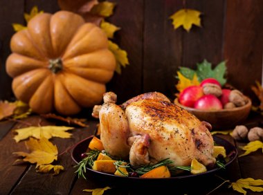 Kavrulmuş Türkiye dilimlenmiş portakal ile süslenmiş