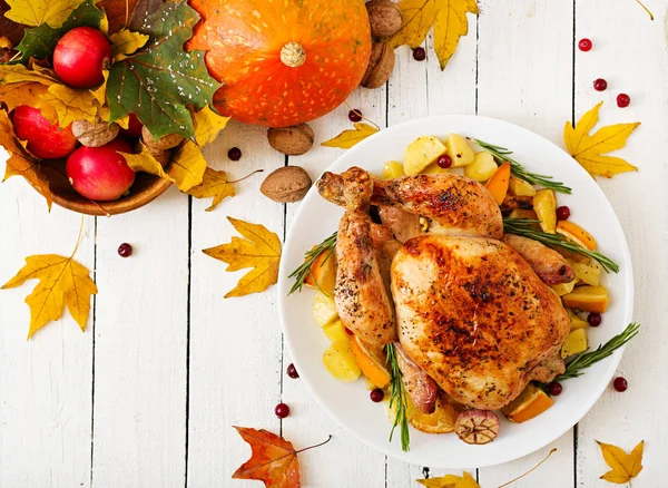 Pavo asado adornado con naranja en rodajas —  Fotos de Stock