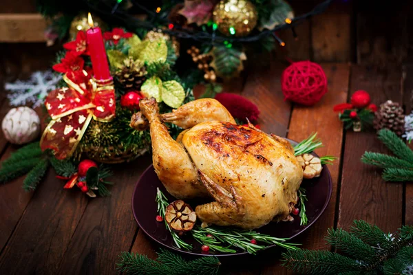 Tavolo natalizio con tacchino al forno — Foto Stock