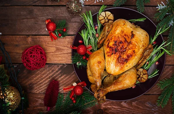 Mesa de Navidad con pavo al horno —  Fotos de Stock