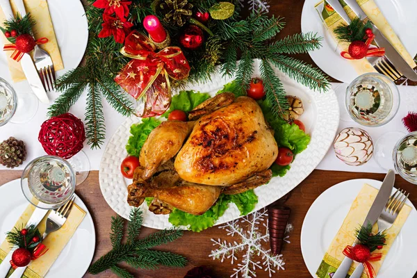 Tavola di Natale servita con tacchino — Foto Stock