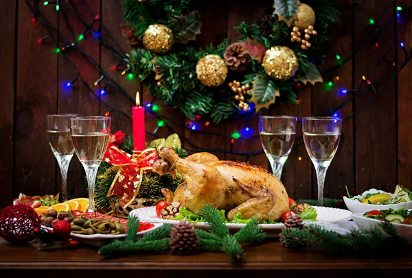 Mesa de Navidad servida con pavo — Foto de Stock