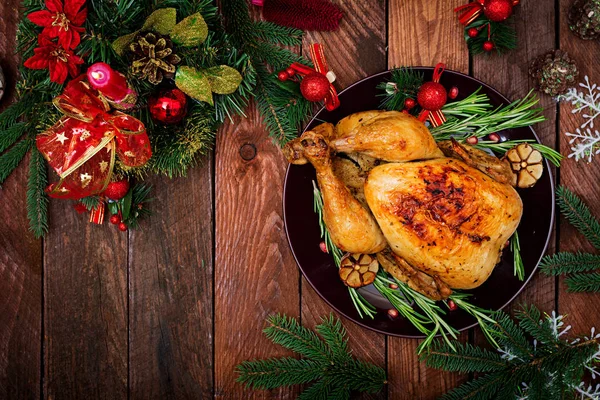 Mesa de Navidad con pavo al horno — Foto de Stock