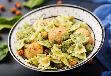 Farfalle makarna köfte ile