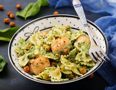 Farfalle makarna köfte ile