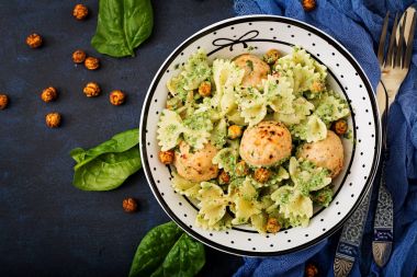 Farfalle makarna köfte ile