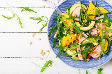 Füme tavuk salatası