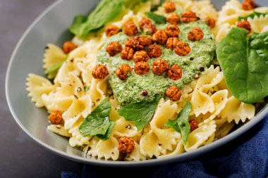 Vegan Farfalle makarna ıspanak ile