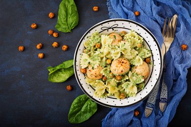 Farfalle makarna köfte ile