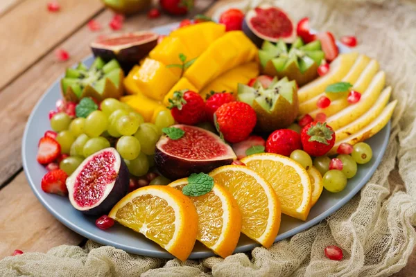 Piatto di frutta e bacche — Foto Stock