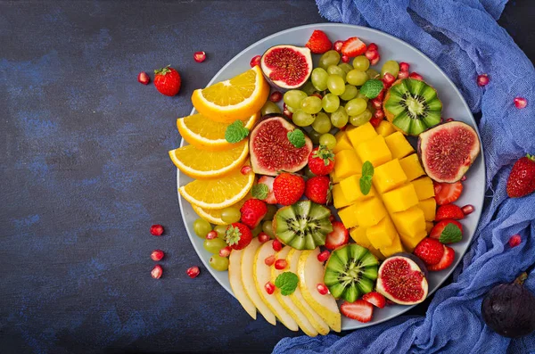 Fruit en bessen schotel — Stockfoto
