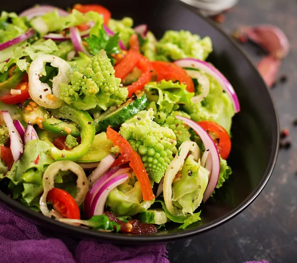 Salat mit frischem Gemüse und Kohl — Stockfoto