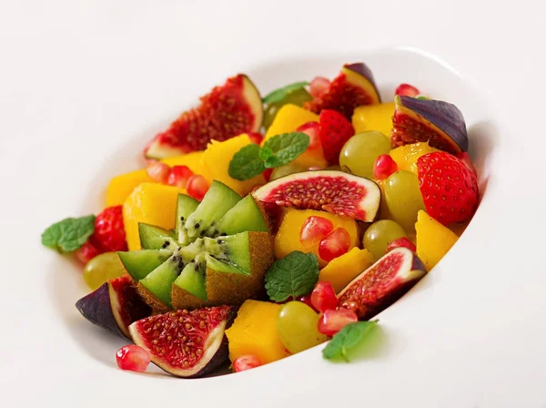 Frutas de prato e bagas — Fotografia de Stock