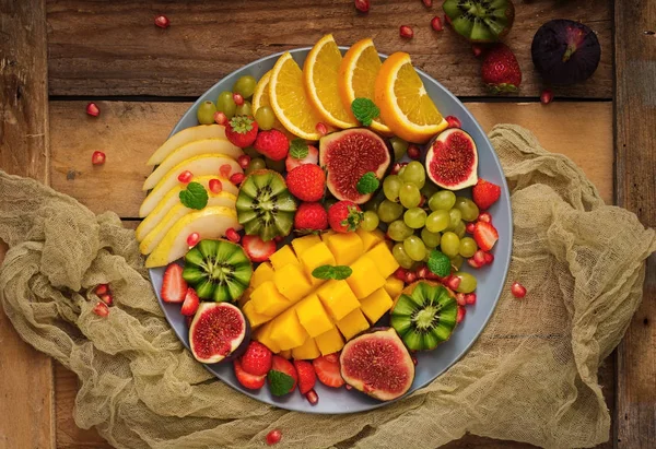 Plato con frutas y bayas — Foto de Stock