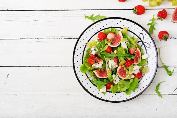 Salada vegetariana com frutas — Fotografia de Stock