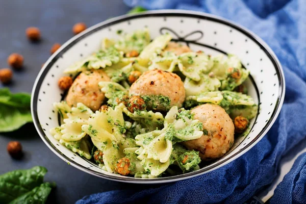 Farfalle makarna köfte ile