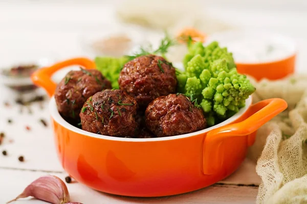 Bakad nötkött köttbullar — Stockfoto