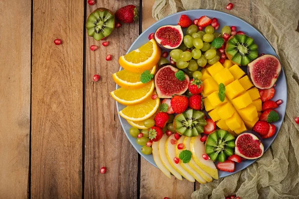 Тарелка с фруктами и ягодами — стоковое фото