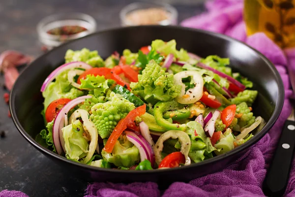 Salat mit frischem Gemüse und Kohl — Stockfoto