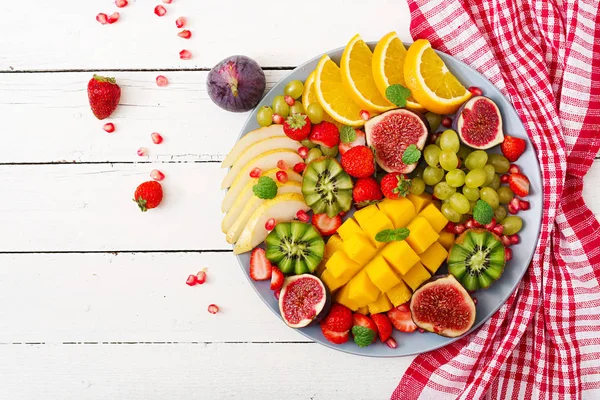 Piatto con frutta e bacche — Foto Stock