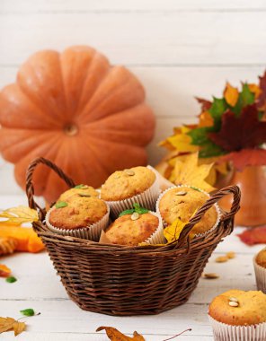 Kırmızı kek sepeti 