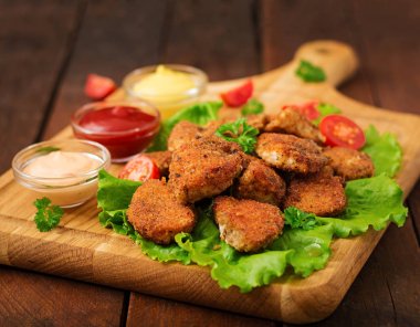 Tavuk nuggets ve soslar 