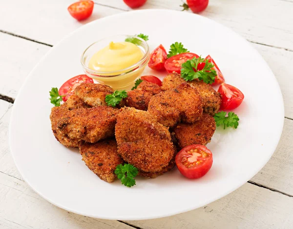 Kyckling nuggets och sås — Stockfoto